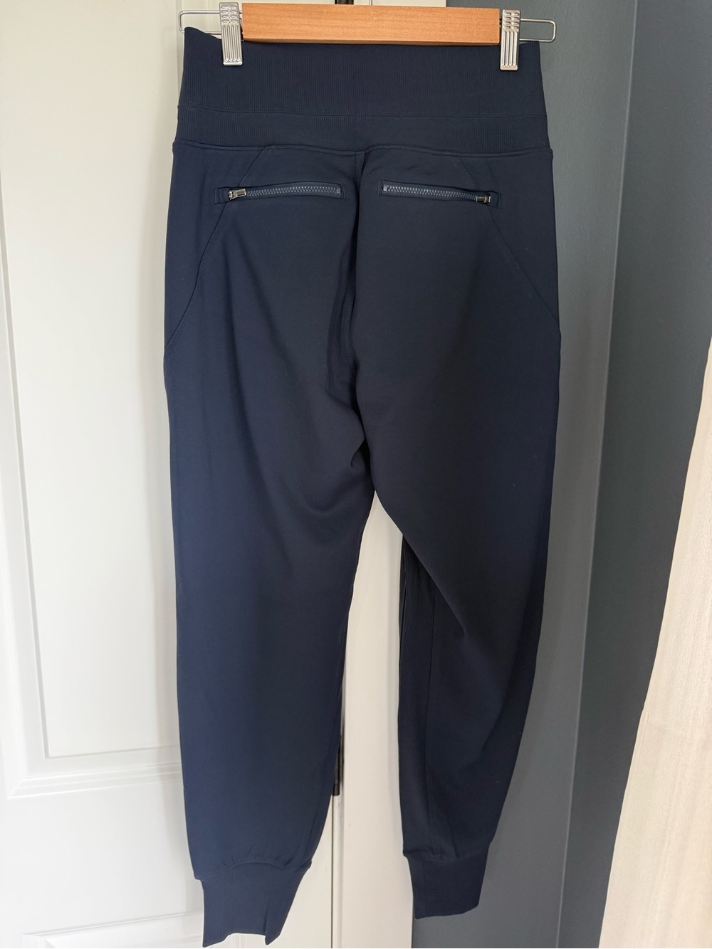 Athleta Navy Women’s XS Joggers with Zippered Back Pockets * like new